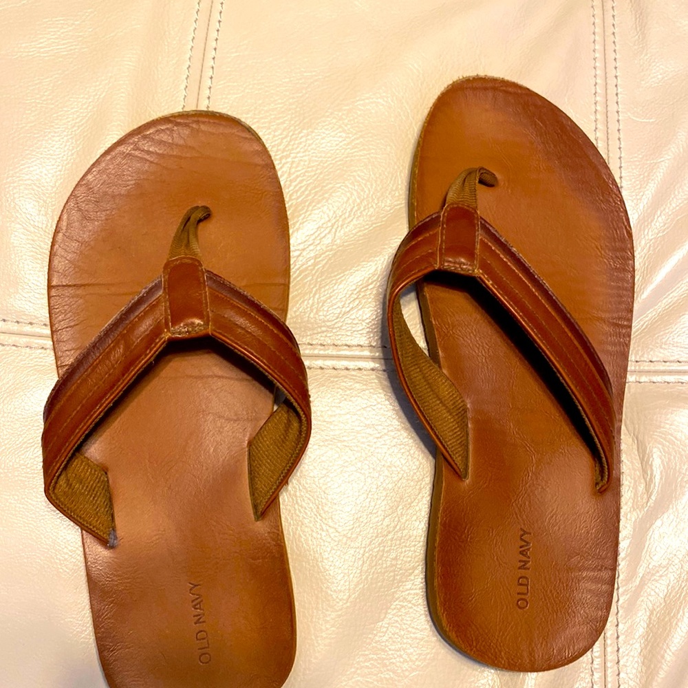 Boys size 6 Old Navy flip flops.